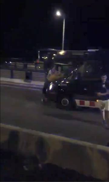 Interior investigará a los Mossos que arrastraron una manifestante con un furgón