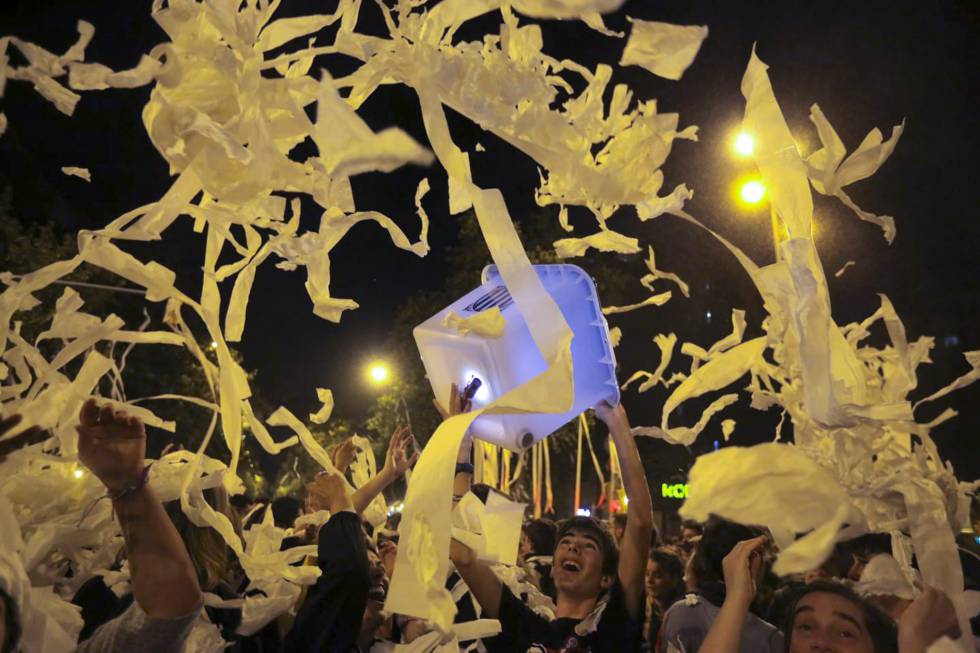 Los manifestantes han lanzado papel higiénico al aire.