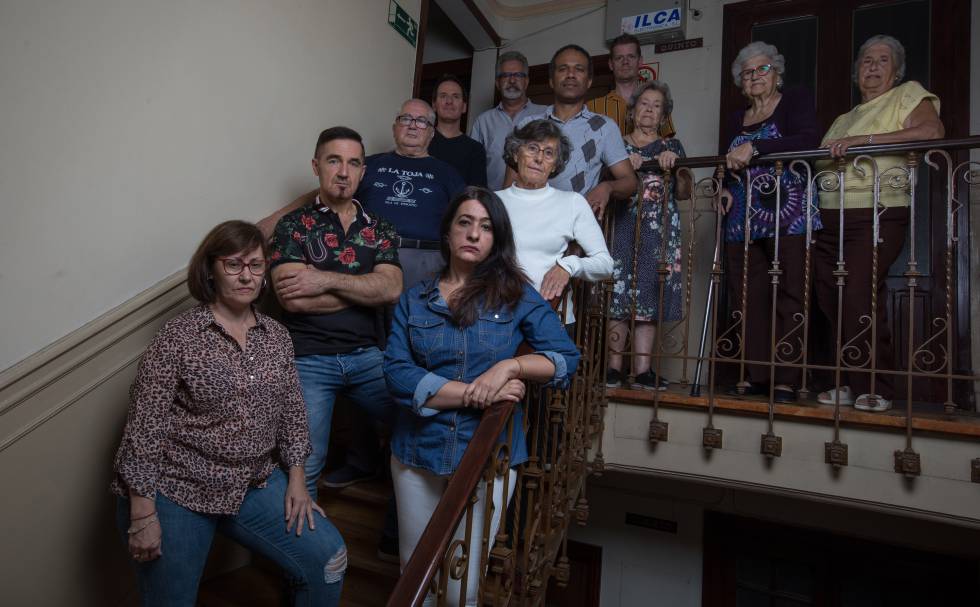 De izquierda a derecha, los vecinos del bloque de la calle Angostas de los Mancebos 2: Carmen, Piedad, Jesús, José Antonio, Maribel, Antonio, Michael, Roberto, María del Carmen, María Teresa y Aurora.
