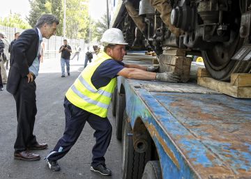 El entonces alcalde de Buenos Aires, Mauricio Macri (en el centro), supervisa el transporte de los trenes de metro a Argentina, en septiembre de 2011.