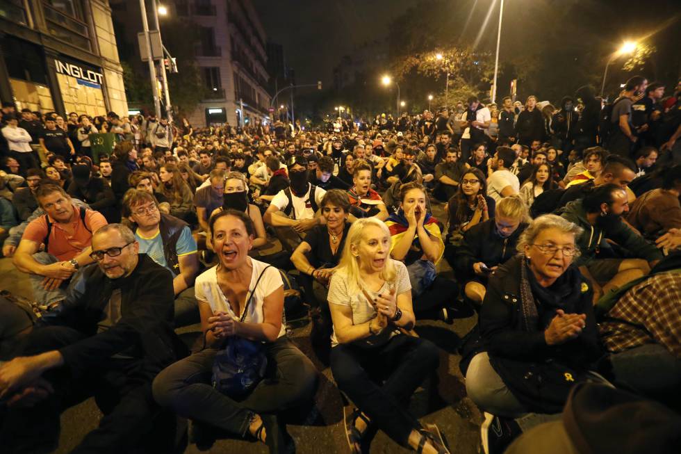 Una sentada entre manifestantes y policías, este sábado.