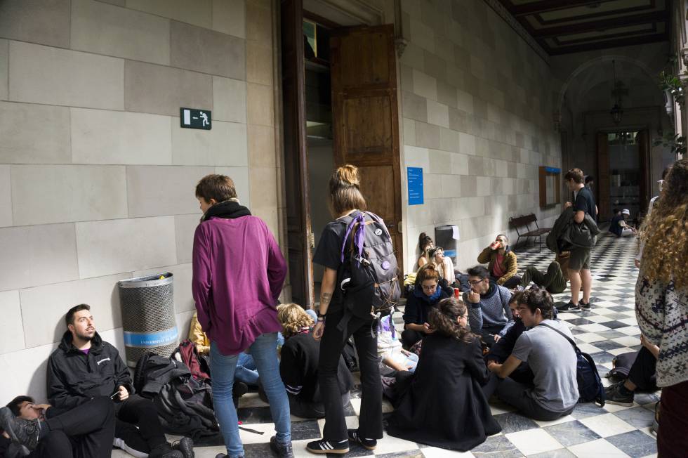 Estudiantes ayer en la Universidad de Barcelona.