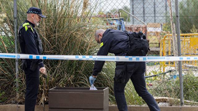 Agentes recogen muestras de una reyerta.