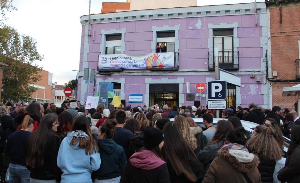 Concentración frente al centro de la mujer de Fuenlabrada este miércoles 13 de noviembre como acto de repulsa a las pintadas machistas en varios de sus edificios.