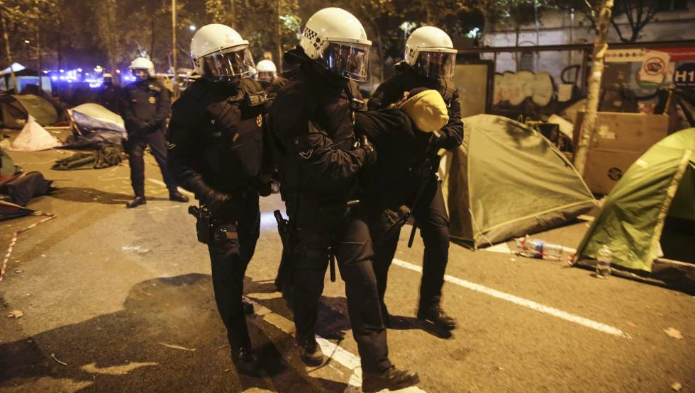 Desalojo de la acampada en Barcelona.