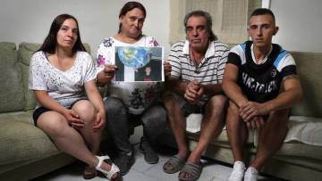 La familia de Ramón Barrios, el chico que falleció hace ocho años en un centro de menores de Madrid gestionado por Ginso. De izquierda a derecha: Mari Carmen Crespo, (hermana de Ramón), Esther Serrano (madre), Sixto Barrios (tío), y Sergio Barrios (hermano), en su domicilio en el barrio de Villaverde. J