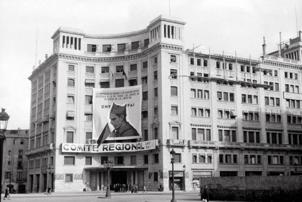 Casa CNT-FAI, situada en via Durruti (actual sede de Fomento Nacional del Trabajo de Via Laietana) en el segundo aniversario de la muerte de Durruti, en noviembre de 1938.