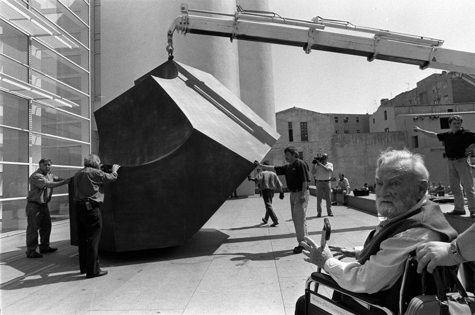 Oteiza supervisa la instalación de su escultura el 3 de julio de 1998.