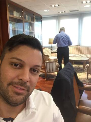 Beto, en el despacho del embajador de Venezuela en Madrid, Mario Isea, en una fotografía cedida por él mismo para acreditar su condición de diplomático.