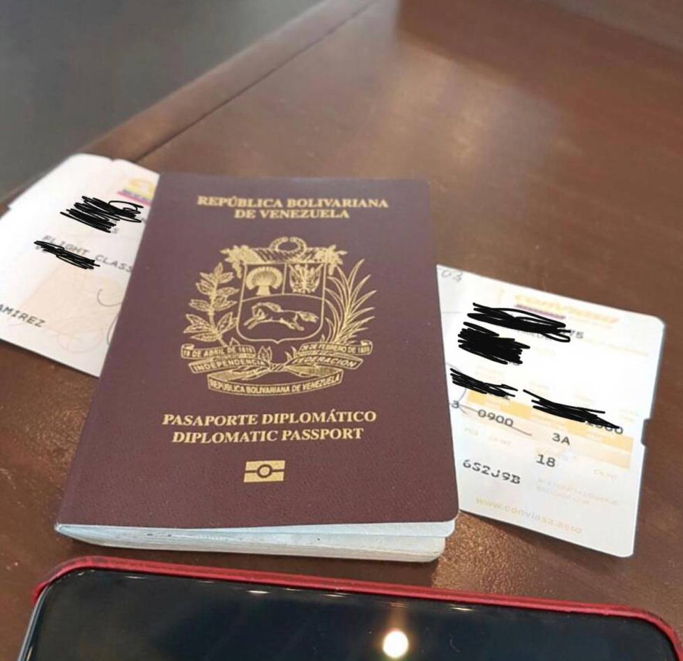 El supuesto pasaporte diplomático de Alberto Ramírez, junto a un pasaje de avión.