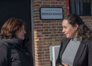 La concejala de Servicios Sociales de Galapagar, Raquel Lafuente (i) charla con Raquel Almendros, concejala de Podemos en el pueblo, esta semana.