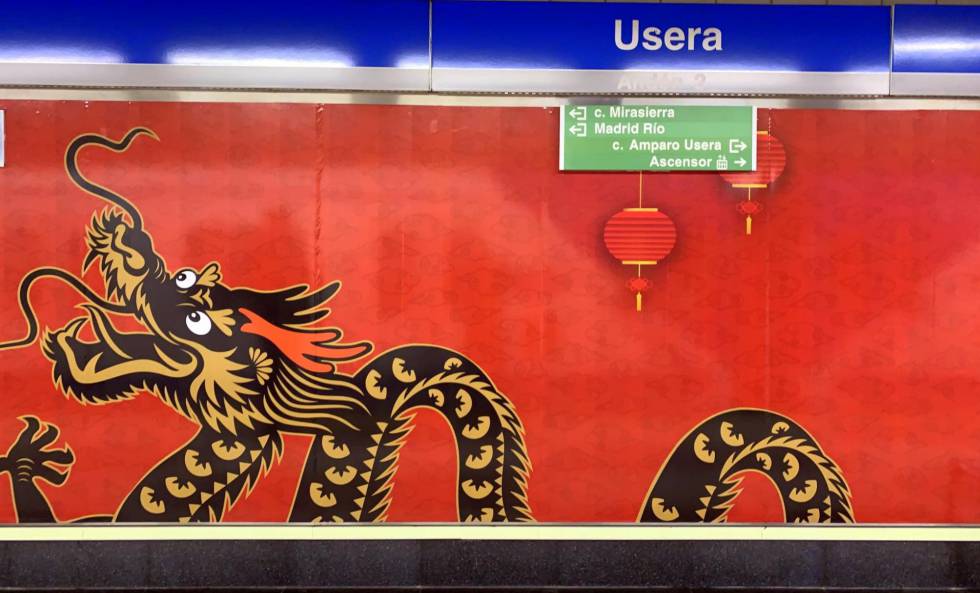 Decoración en la parada de metro de Usera para celebrar el Año Nuevo Chino.