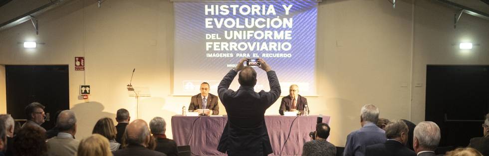 Presentación del libro 'Historia y evolución del uniforme ferroviario'. Sentados en la mesa, José Carlos Domínguez Curiel (izquierda) y Miguel Muñoz Rubio, autor de la obra.