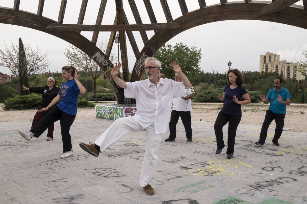 Juanjo Talavera (en el centro) practica Tai Chi con su grupo en el parque de las Cruces de Madrid