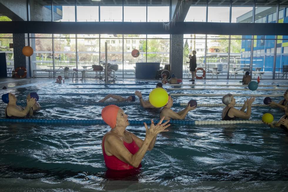 EL grupo de aquagym del Polideportivo municipal La Mina (Carabanchel)