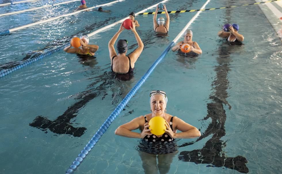 El grupo de aquagym para personas mayores del polideportivo municipal La Mina (Carabanchel)