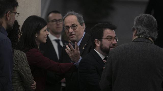 El 'president' Quim Torra saluda a la portavoz de ERC, Marta Vilalta. 