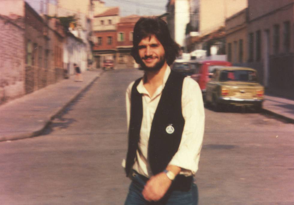 Vicente Cuervo fotografiado en Vallecas en 1979