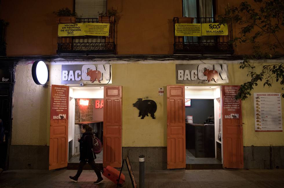 Los vecinos de la calle San Vicente Ferrer 28, en Madrid, han colocado pancartas en las que piden no consumir en BacON, un restaurante sin salida de humos reglamentaria.
