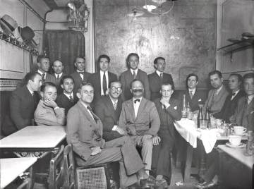 Tertulia del Café Pombo. Al fondo, en la esquina derecha, puede verse a Ramón Gómez de la Serna.