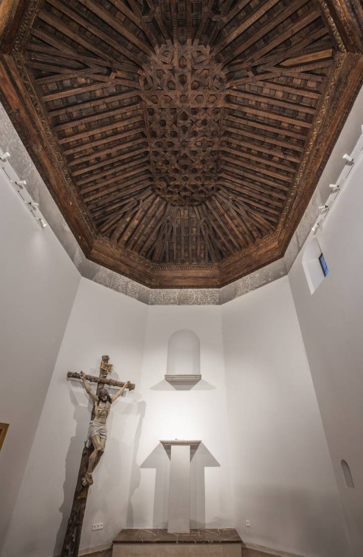 Restaurado el artesonado secreto tras el falso techo de Santa María la