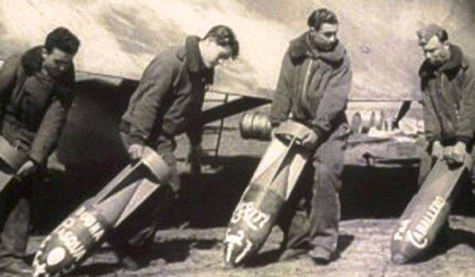 Italianos cargando bombas en aparatos de la aviación italiana, que en 1938 bombardeó barcelona, durante la Guerra Civil.