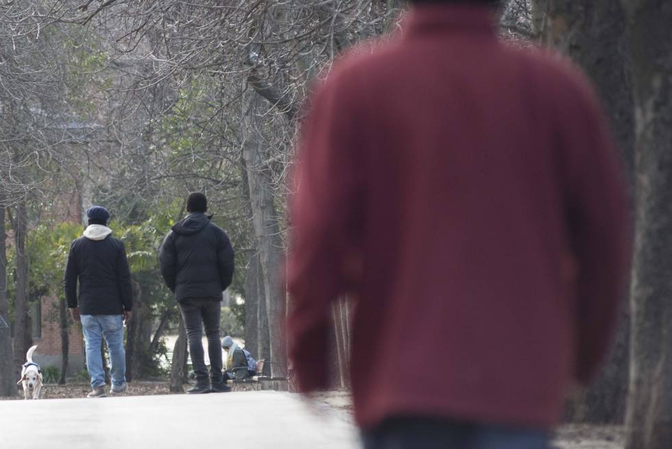 Dos vendedores pasean por el parque del Retiro (Madrid), a principios de febrero.