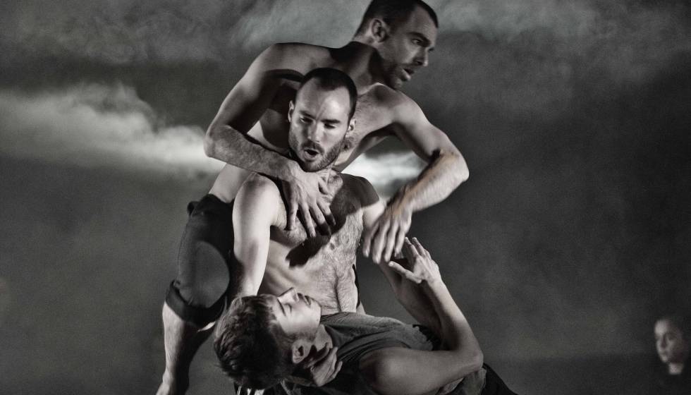 Tres de los bailarines de Kukai Dantza durante 'Erritu'.