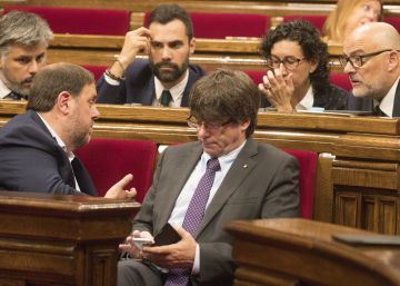 El presidente de la Generalitat, Carles Puigdemont (c), junto al vicepresidente Oriol Junqueras (i), y los diputados Roger Torrent (3d), Marta Rovira (2d) y Llu&iacute;s Corominas (1d).