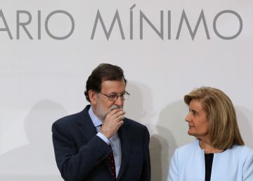 El presidente del Gobierno, Mariano Rajoy, y la ministra de Empleo y Seguridad Social, F&aacute;tima B&aacute;&ntilde;ez, durante la firma del acuerdo social para la subida del salario m&iacute;nimo interprofesional (SMI).