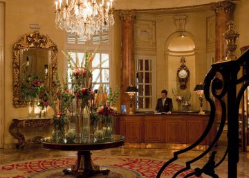 Adiós al Ritz, el hotel que impuso un código de etiqueta en Madrid