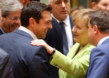 El primer ministro griego Alexis Tsipras saluda a la canciller alemana, Ángela Merkel.