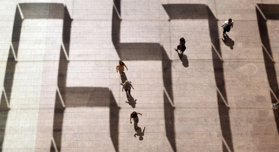 Un laberinto de sombras a la entrada del Centro de Cultura Contemporánea de Barcelona (CCCB) con motivo de la exposición 'Por laberintos'.