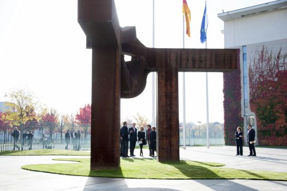 Varias autoridades frente a la escultura 'Berlín', de Eduardo Chillida, en el acto que se ha celebrado hoy