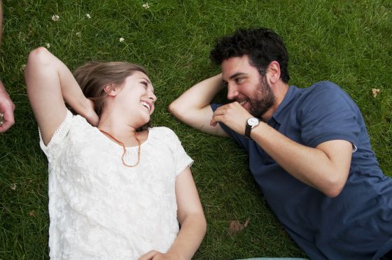 Elizabeth Olsen y Josh Radnor, en 'Amor y letras'.