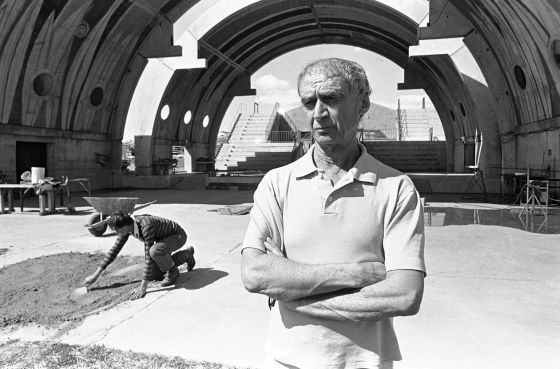 Paolo Soleri, en las obras de la ciudad Arcosanti (Arizona, EE UU), en 1985.