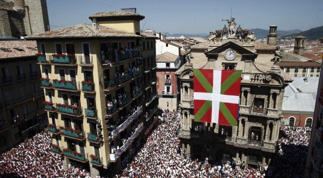 La guerra de banderas retrasa el chupinazo por primera vez en la historia