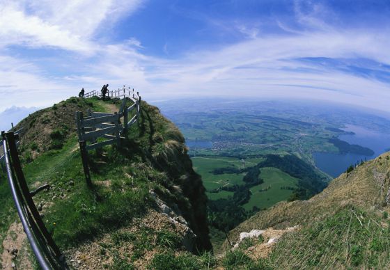 Vista desde la cima del monte Rigi en Suiza, hito del primer viaje organizado de la historia, en 1863.