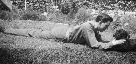 El escritor J. D. Salinger juega con su perro en una imagen sin fechar. 