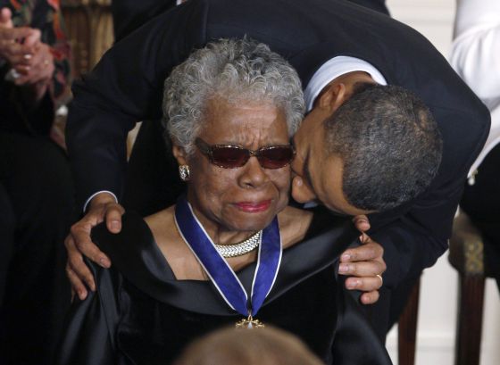 Obama besa a Maya Angelou tras entregarle la Medalla de la Libertad, el 15 de febrero de 2011.