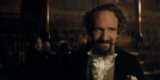 Ralph Fiennes, caracterizado como Charles Dickens en 'La mujer invisible'