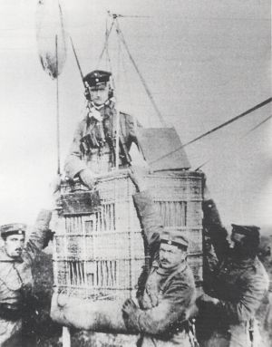 El teniente Peter Rieper preparÃ¡ndose para un ascenso en la cesta de su globo de observaciÃ³n. Imagen incluida en el libro 'German knights of the air'. rn rn 