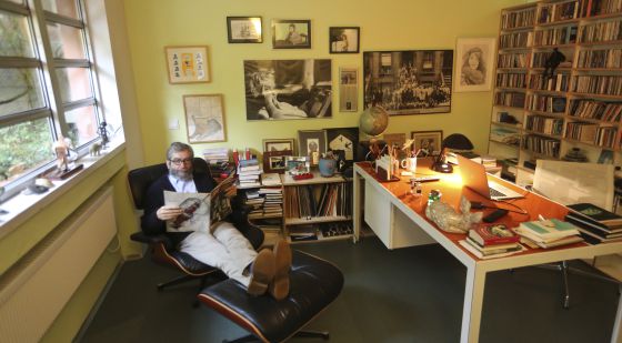 El escritor Antonio Muñoz Molina en el estudio de su casa, en Madrid. En las manos tiene un ejemplar del número de la revista 'Life' dedicado al asesino de Martin Luther King en mayo de 1968.
