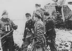 Oficiales alemanes en una reunión durante la batalla de las Ardenas.