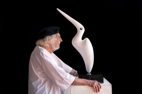 Ernesto Cardenal posa junto a una de sus esculturas en su taller de Managua.
