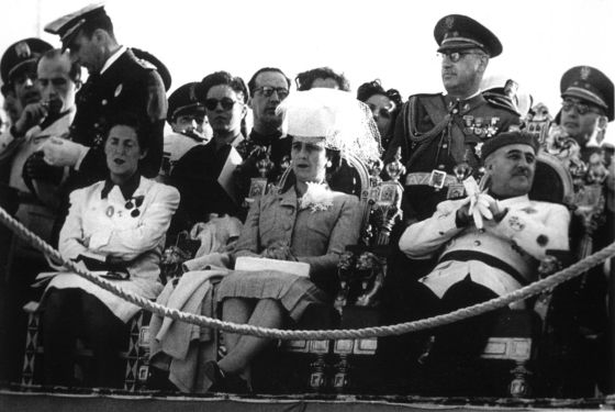De derecha a izquierda: Francisco Franco, Carmen Polo de Franco y Pilar Primo de Rivera, en un acto de la sección femenina en El Escorial, en 1944.