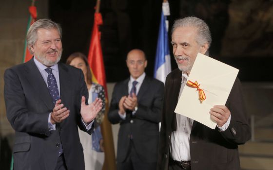 Fernando Trueba, després de recollir el Premi Nacional de Cinematografia de mans del ministre Íñigo Méndez de Vigo.