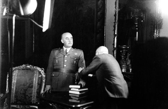 Francisco Franco durante un reportaje fotográfico