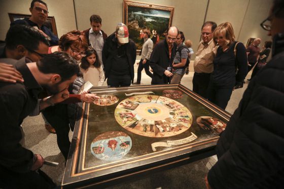 El cuadro 'Mesa de los pecados capitales', ayer rodeada de visitantes en el Museo del Prado.