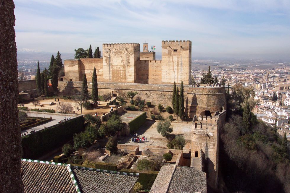 La Alcazaba y, delante, la plaza de los Aljibes, en la que después de 1492 se levantaron casas y se reutilizaron otras.